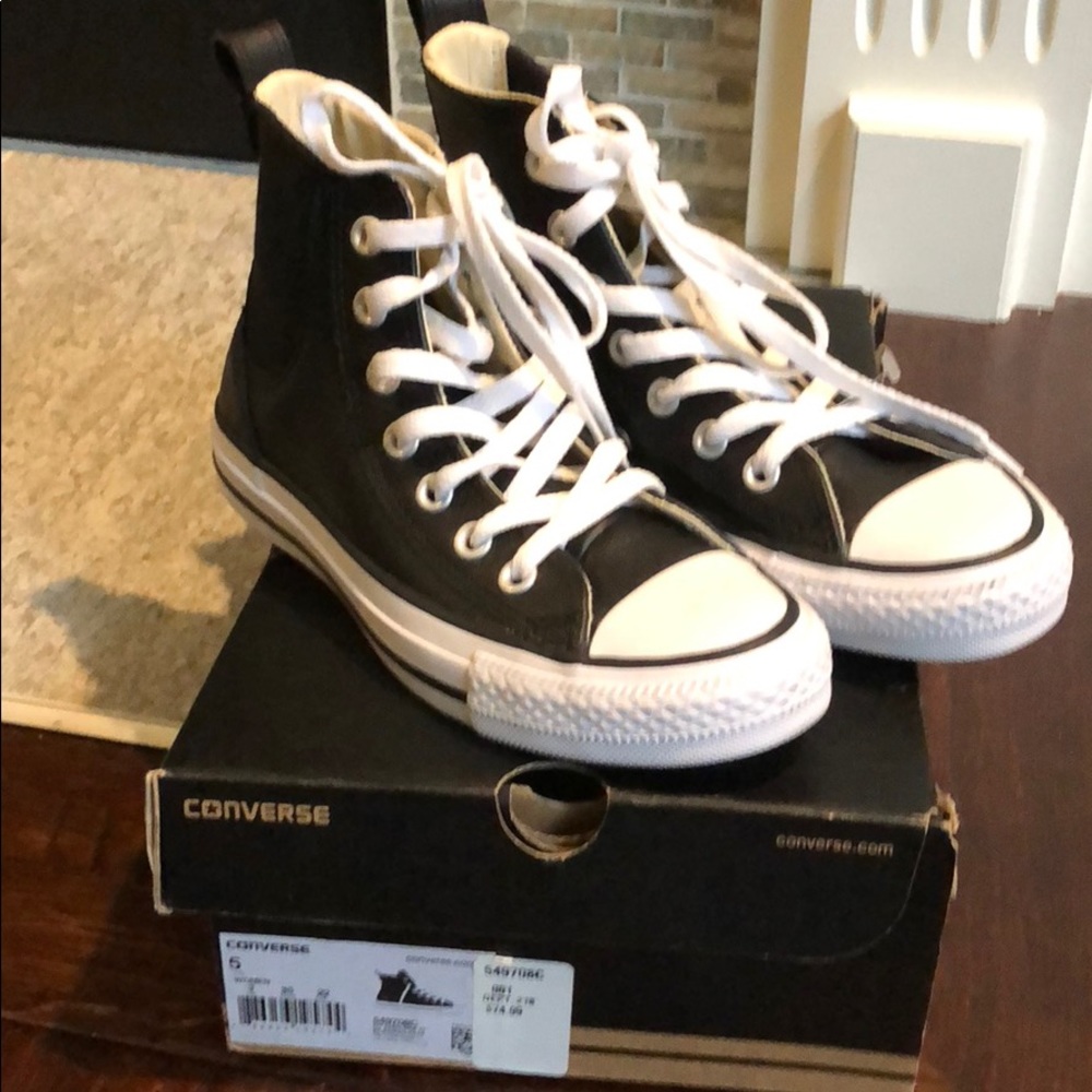 New- Women’s Converse Hightop Chuck Taylors